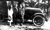 LongIdaSarahEdnaDaughtersofAmandaWood&EdwardJohnLongsonofEdwardLong&MaryClarke.jpg