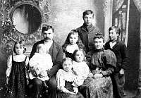 LongRobert&EvaJonesFamilyabt1900backRobtLeonaEdwardBertfrontMaeVernFlorenceClaraEva(RobtSonofAmandaWood&EdwardJohnLongSonofEdwardLong&MaryClarke).jpg